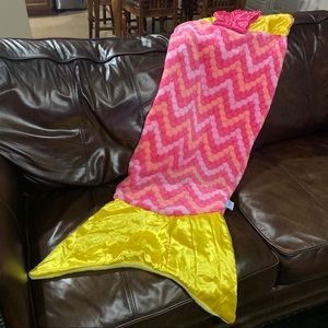 Snuggie cozy comfy mermaid pink blanket